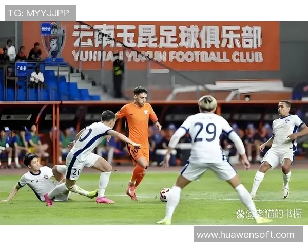 足球明星颠球失误瞬间引发球迷热议精彩瞬间与意外失误的完美结合 足球明星颠球失误瞬间引发球迷热议精彩瞬间与意外失误的完美结合